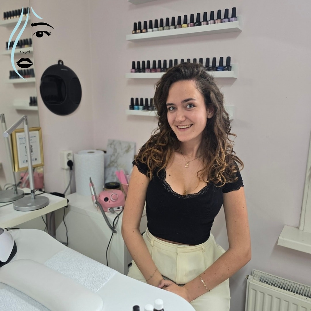 Nagelkunstenaar Lara